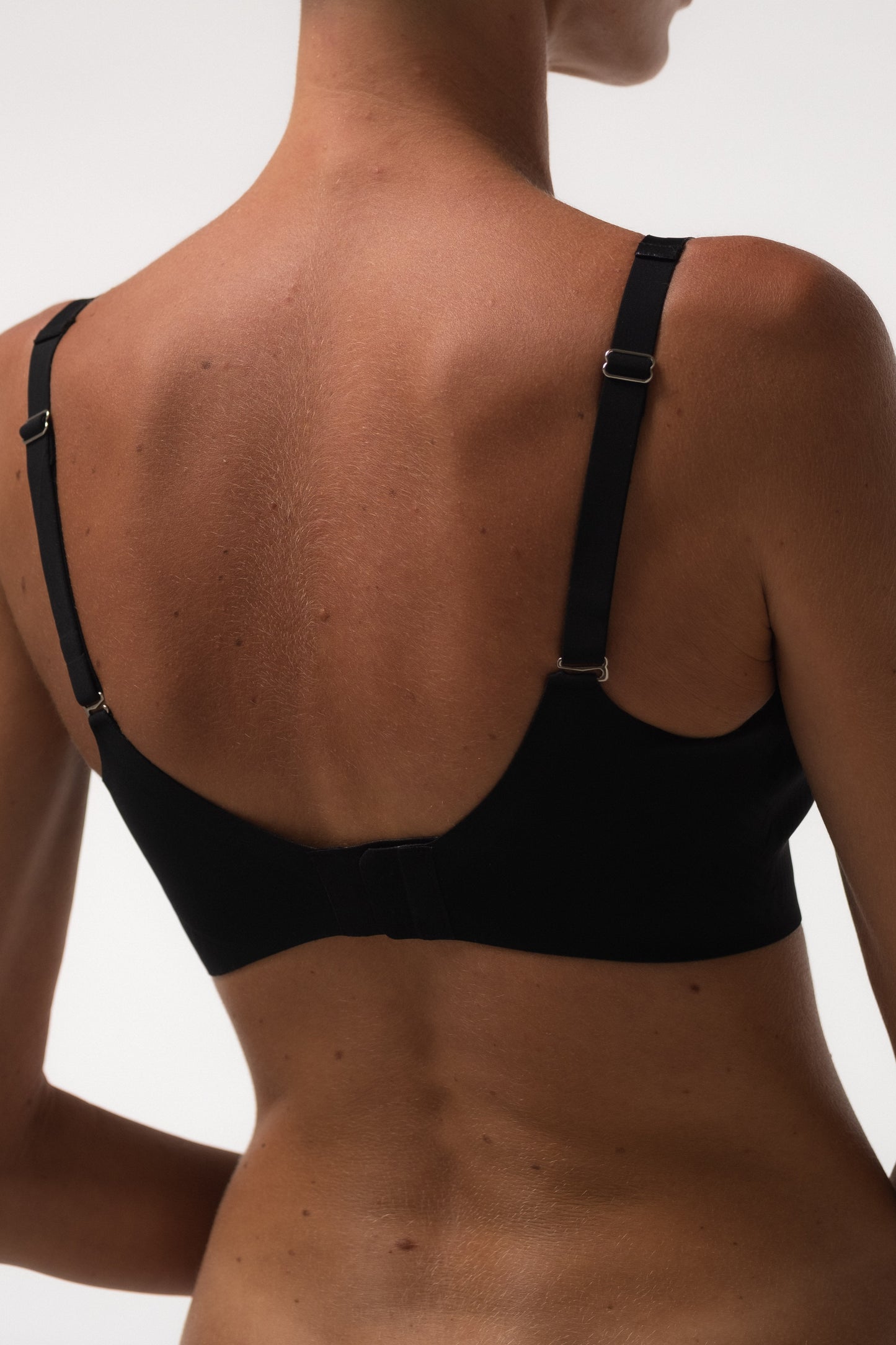 FULL-COVERAGE WIRELESS BRA WITH ADJUSTABLE STRAPS BLACK